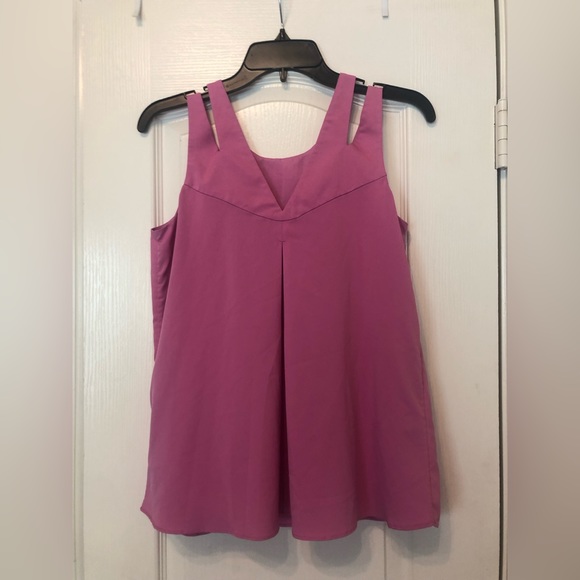 Banana Republic pink top. Size XS. 100% polyester. - Picture 2 of 5